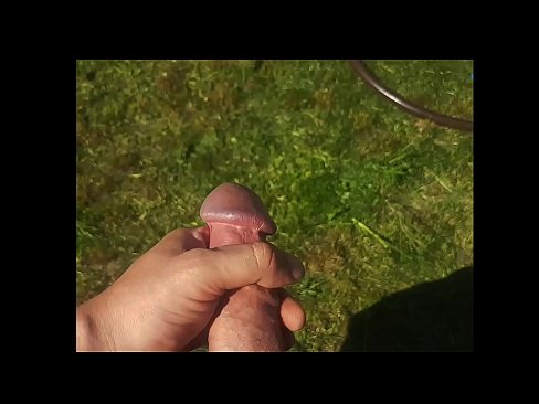 ❤️ Hottie poeth yn cael ei pussy pinc fucked a cums gyda chwistrell mewn gardd haf ❤️ Rhyw wrthon ni ☑